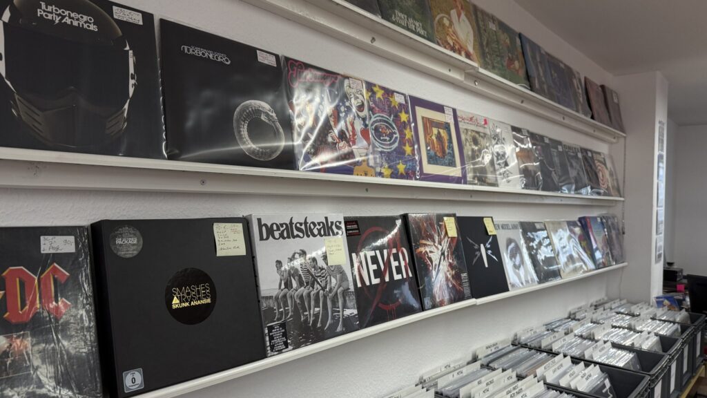 Dixigas-Records, Ebertstr. 2. 76137 Karlsruhe - Große Auswahl an Pop und Rock / Independent und Heavy Metal (Neuware und Second Hand) z.B. Turbonegro, Beatsteaks etc.